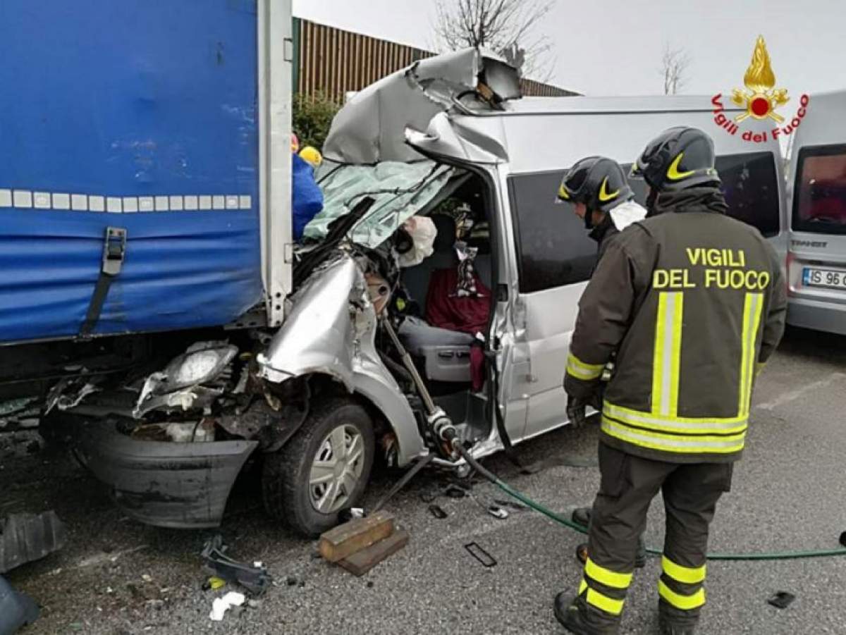 Accident grav în Italia! Un microbuz plin cu români a fost strivit sub un TIR