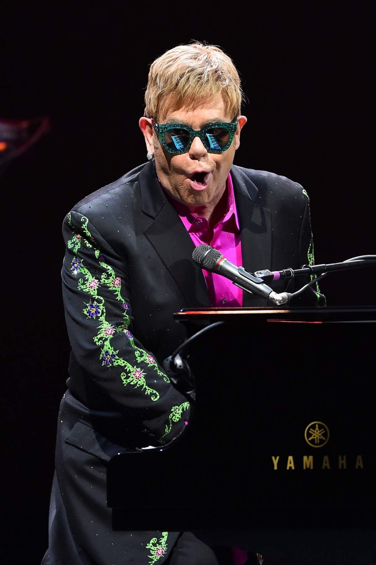 VIDEO / Sir Elton John înjură și pleacă în timpul unui concert după ce un fan îl atinge