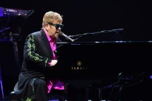 VIDEO / Sir Elton John înjură și pleacă în timpul unui concert după ce un fan îl atinge