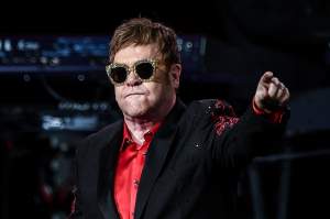 VIDEO / Sir Elton John înjură și pleacă în timpul unui concert după ce un fan îl atinge
