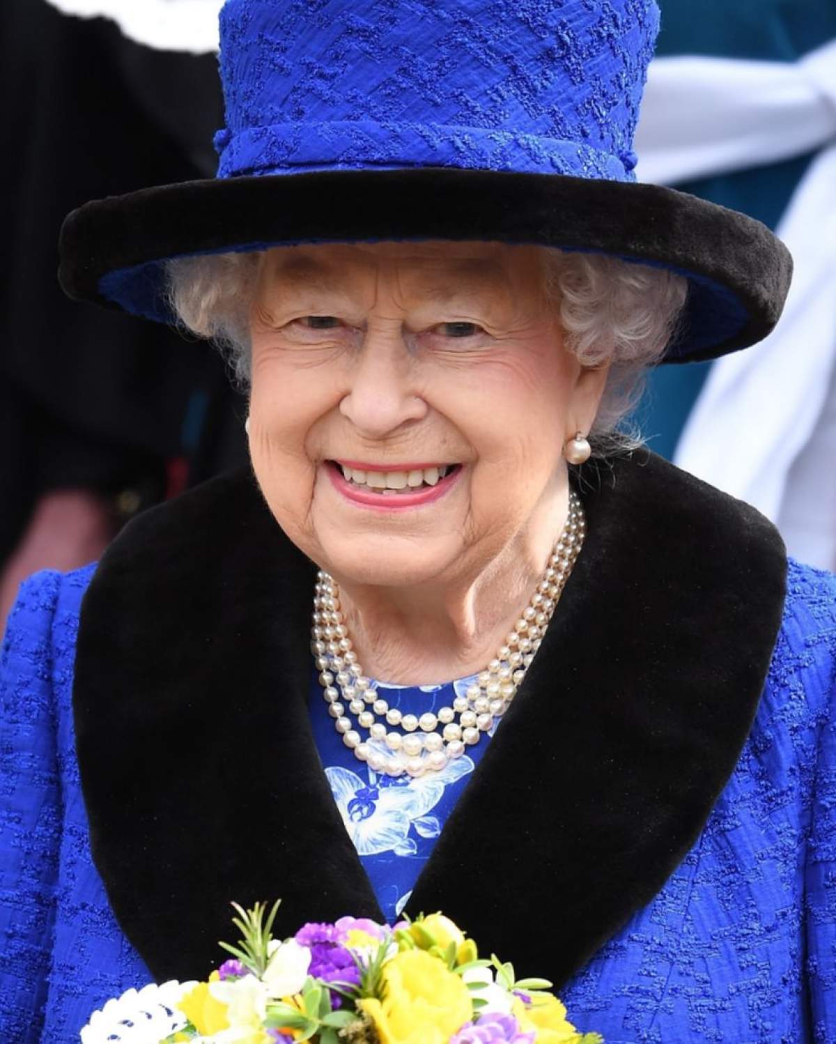 FOTO / Regina Elisabeta, mai şic ca oricând. Suverana este o adevărată sursă de inspiraţie pentru Kate Middleton şi Meghan Markle