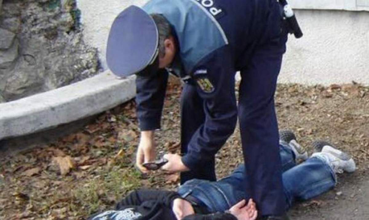 VIDEO / Trei poliţişti din Arad, acuzaţi că au snopit un adolescent. Băiatul a ajuns de urgenţă la spital