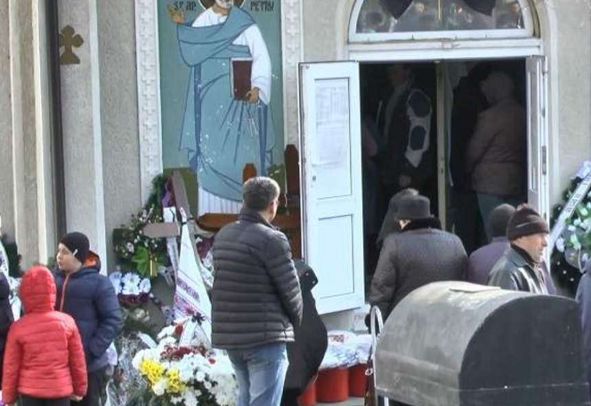 Victimele "criminalului de la Braşov", conduse pe ultimul drum! Gestul făcut de tatăl Monicăi Buliga la înmormântarea fiicei şi a nepoţilor