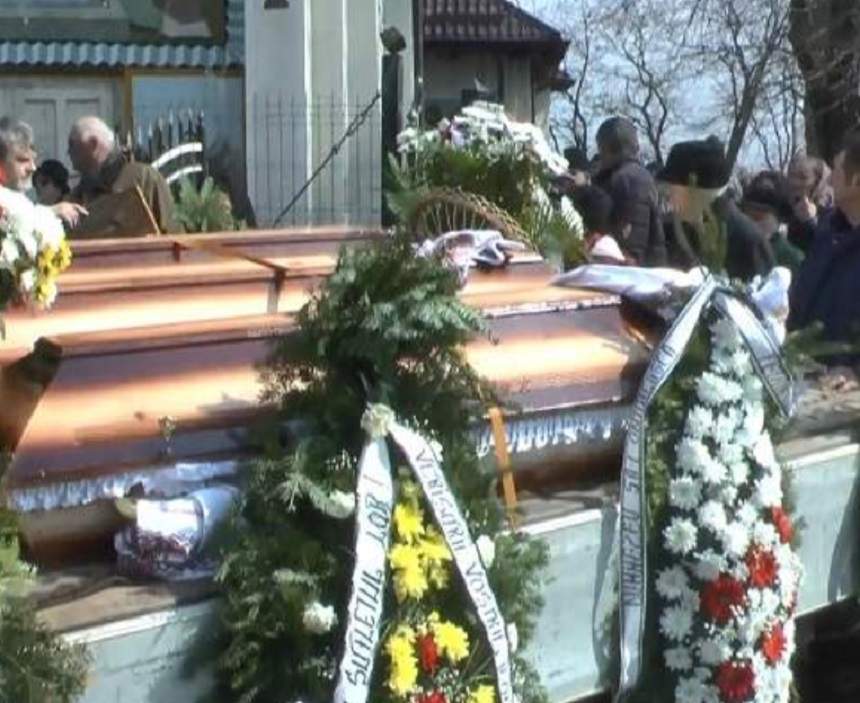 Victimele "criminalului de la Braşov", conduse pe ultimul drum! Gestul făcut de tatăl Monicăi Buliga la înmormântarea fiicei şi a nepoţilor