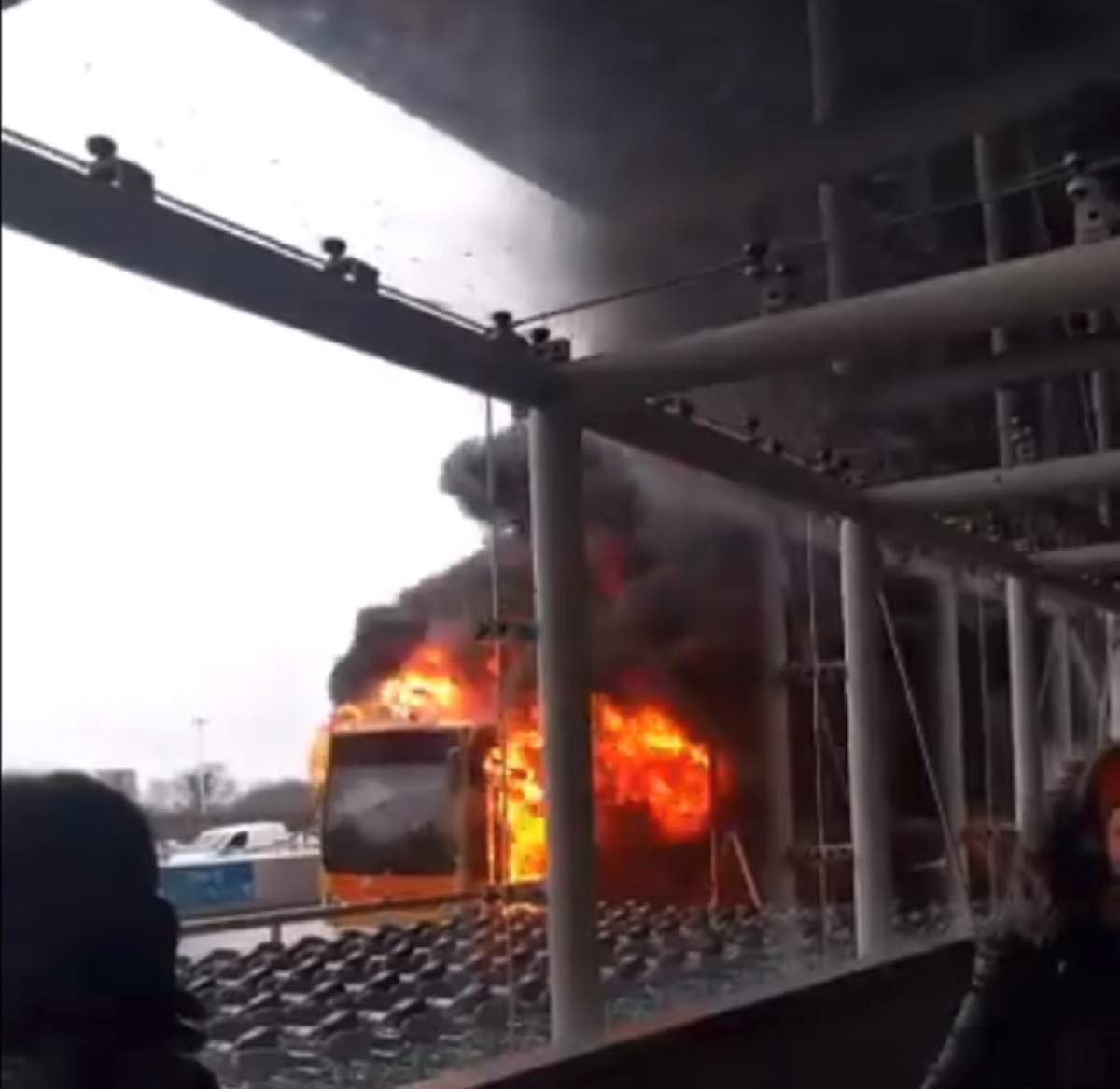 VIDEO / Incident groaznic pe un aeroport din Londra! Un autobuz plin cu pasageri a luat foc