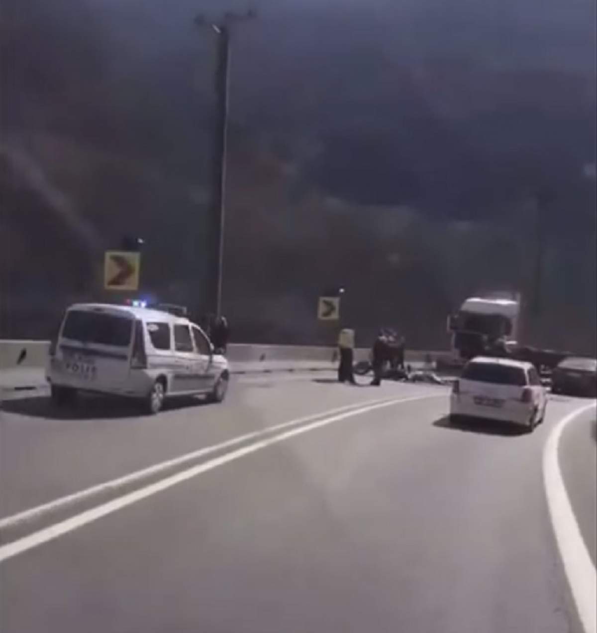 FOTO / Accident şocant pe Valea Oltului! Un motociclist din Bucureşti a murit, după ce s-a izbit de un TIR