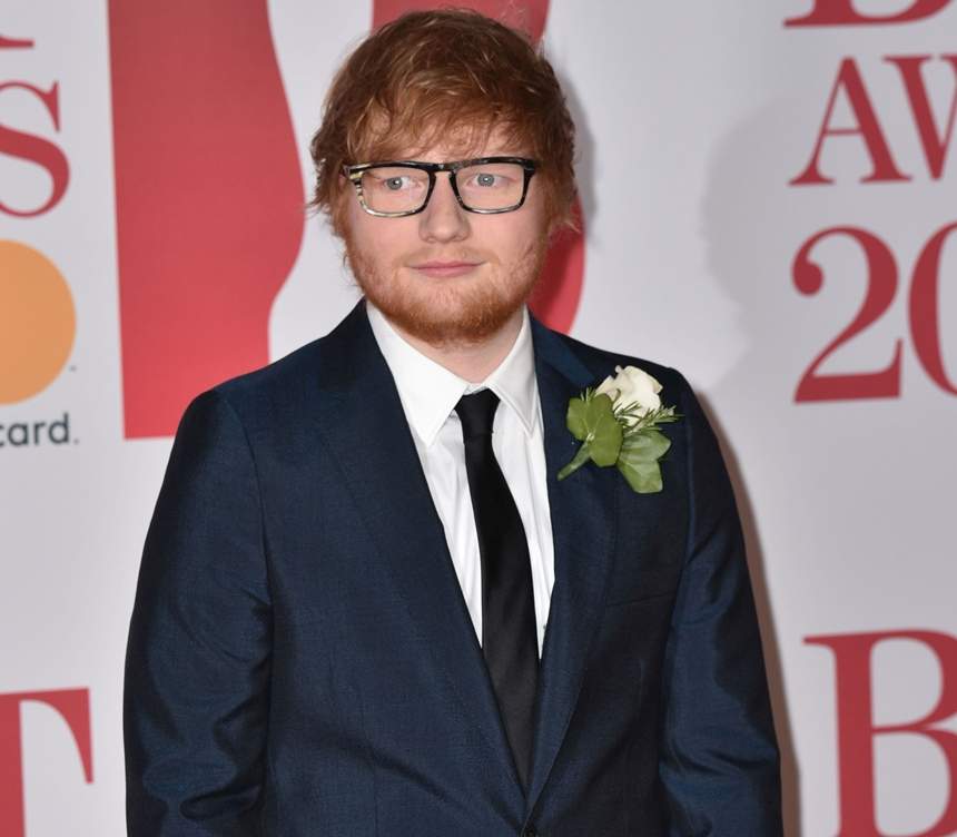 VIDEO / Ed Sheeran, asaltat pe scenă de un fan. Bodyguarzii au acționat de urgență