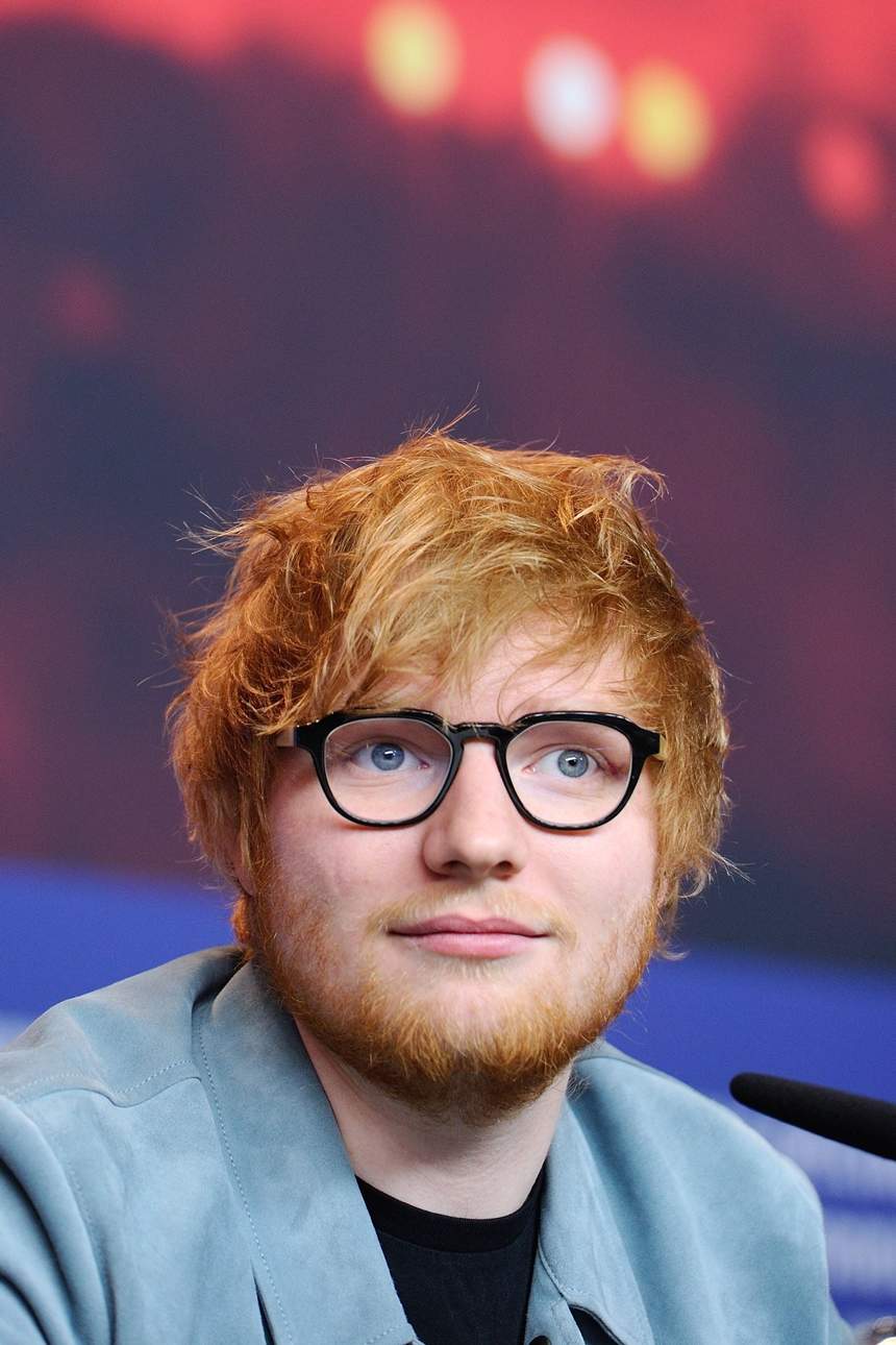 VIDEO / Ed Sheeran, asaltat pe scenă de un fan. Bodyguarzii au acționat de urgență