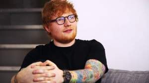 VIDEO / Ed Sheeran, asaltat pe scenă de un fan. Bodyguarzii au acționat de urgență