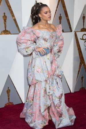 FOTO / A făcut show la Gala Premiilor Oscar 2018. Artista s-a tăvălit pe covorul roşu fără nicio reţinere