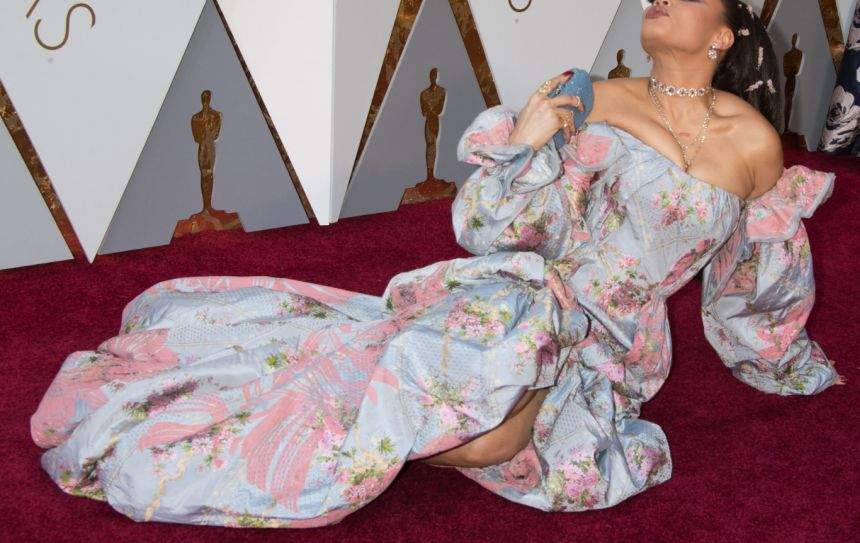 FOTO / A făcut show la Gala Premiilor Oscar 2018. Artista s-a tăvălit pe covorul roşu fără nicio reţinere