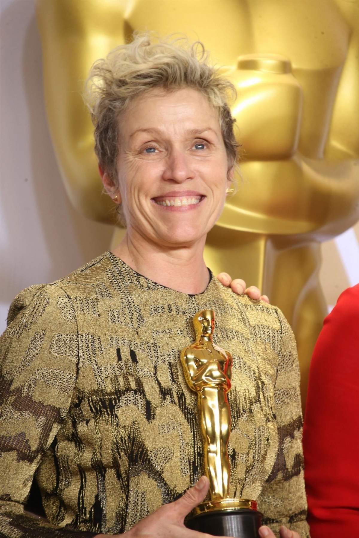 FOTO / Frances McDormand, premiată cu Oscar, rămasă fără trofeu după ce un individ l-a furat și a fugit cu el