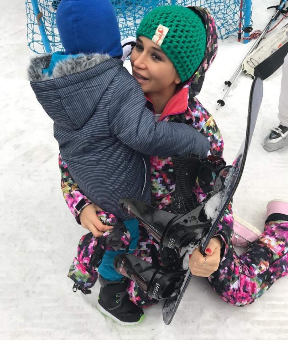 FOTO / Elena Băsescu şi-a dus copiii la schi. Când a apărut pe pârtie, toata lumea a întors capul. Ce outfit poartă gravida EBA