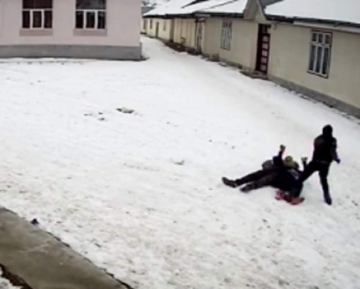 VIDEO ȘOCANT / Crima oribilă din Bacău, în imagini! Cine este adolescentul care a omorât-o în bătaie pe femeia de 50 de ani