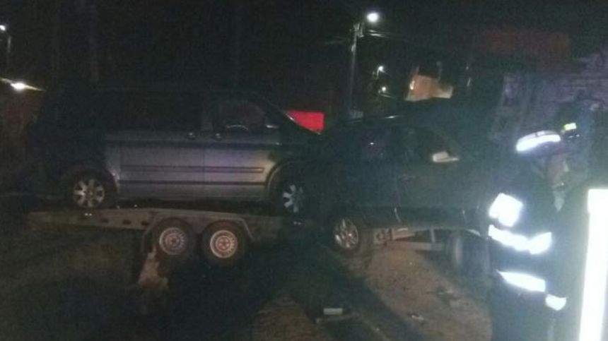 FOTO / Accident teribil în Mureş. O maşină, o autoutilitară și un trailer s-au ciocnit după ce un şofer a adormit al volan şi a intrat pe contrasens