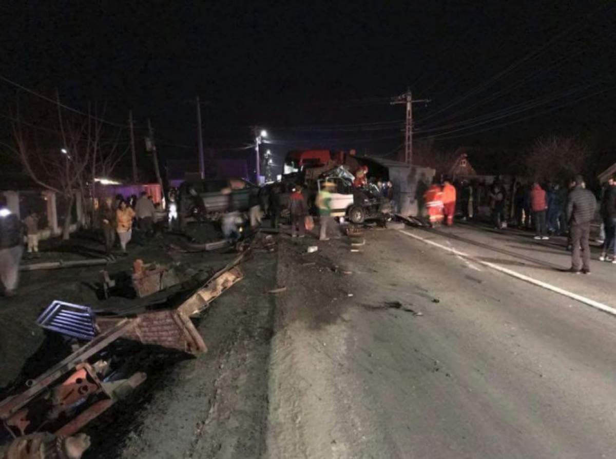 FOTO / Accident teribil în Mureş. O maşină, o autoutilitară și un trailer s-au ciocnit după ce un şofer a adormit al volan şi a intrat pe contrasens