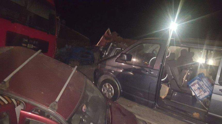 FOTO / Accident teribil în Mureş. O maşină, o autoutilitară și un trailer s-au ciocnit după ce un şofer a adormit al volan şi a intrat pe contrasens