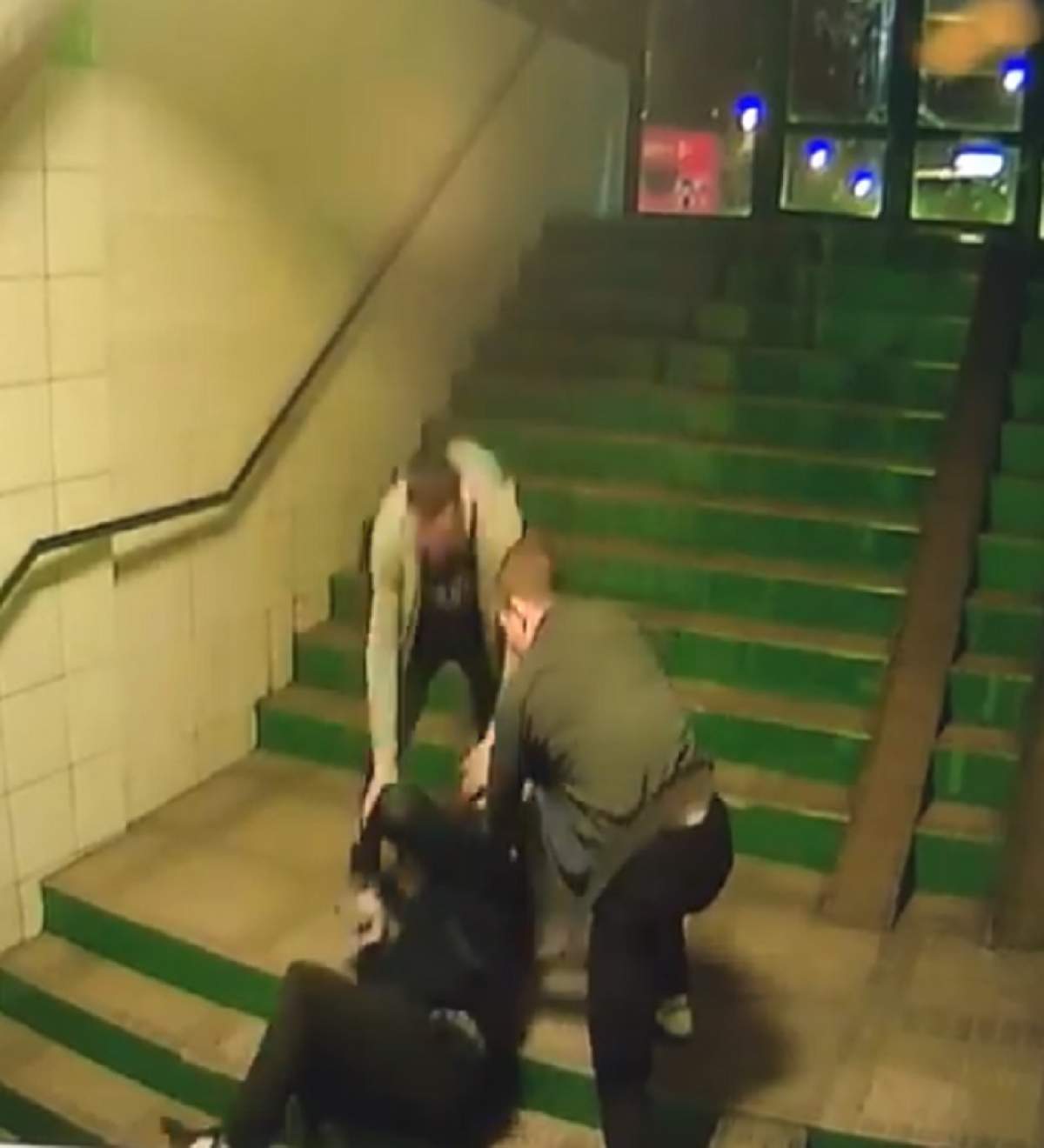 VIDEO ŞOCANT! Bătrân bătut cu sălbăticie într-un pasaj subteran din Braşov