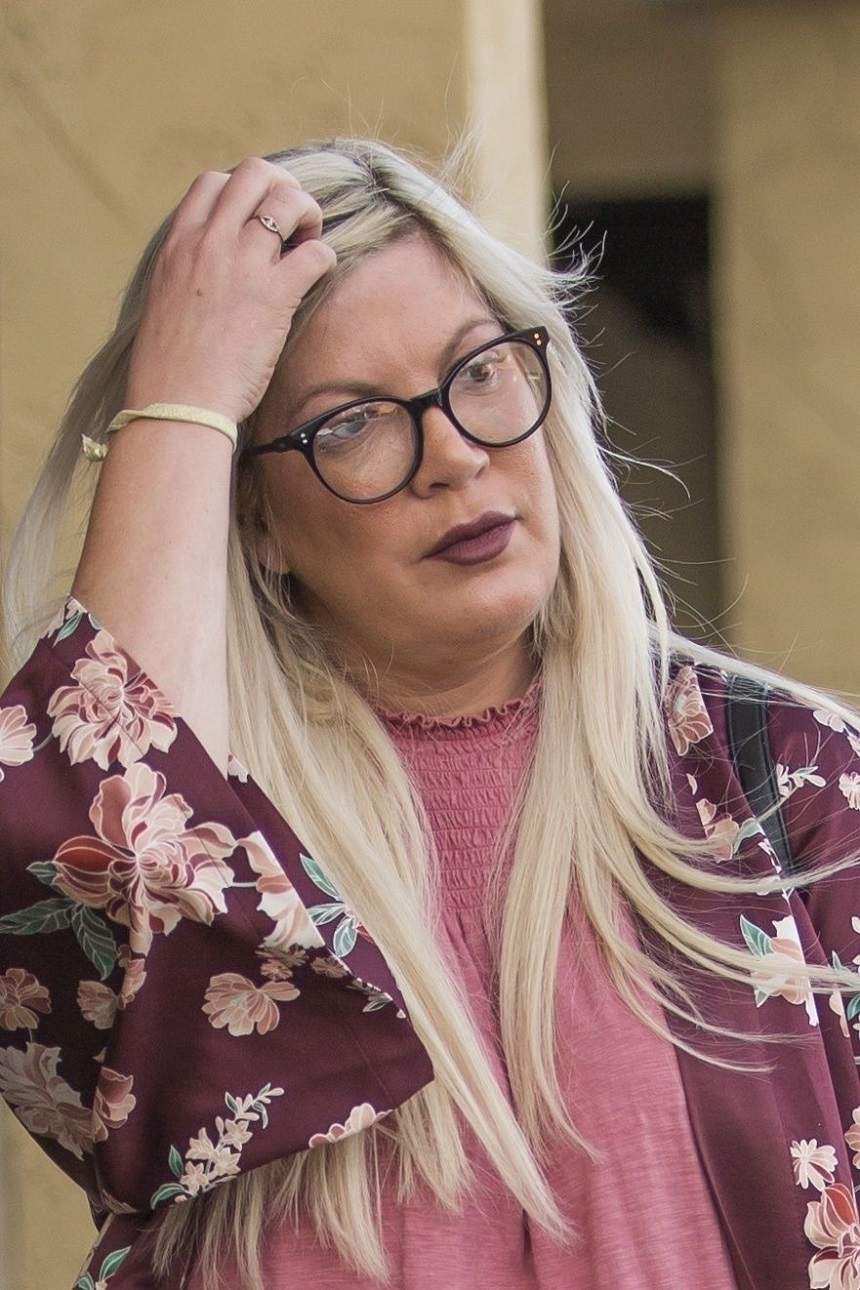 FOTO / Tori Spelling, cu cearcăne adânci și îngândurată. Actrița este măcinată de depresie și pare de nerecunoscut