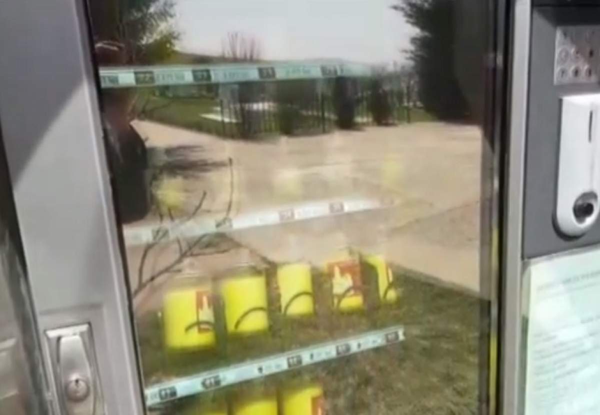 VIDEO / O biserică din Prahova deține un tonomat cu lumânări și tămâie: "Așteptăm dozatoarele de colivă"