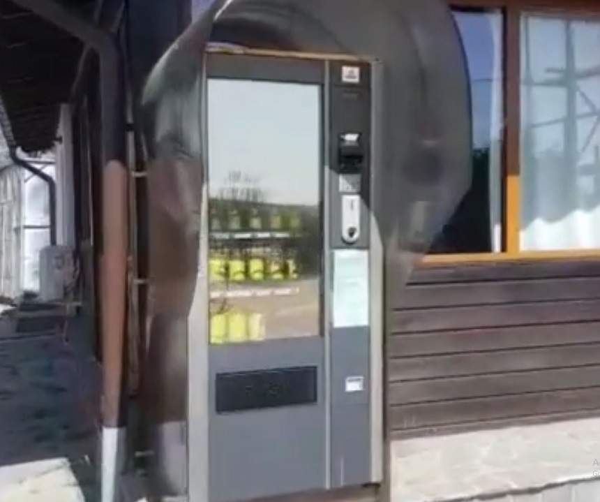 VIDEO / O biserică din Prahova deține un tonomat cu lumânări și tămâie: "Așteptăm dozatoarele de colivă"