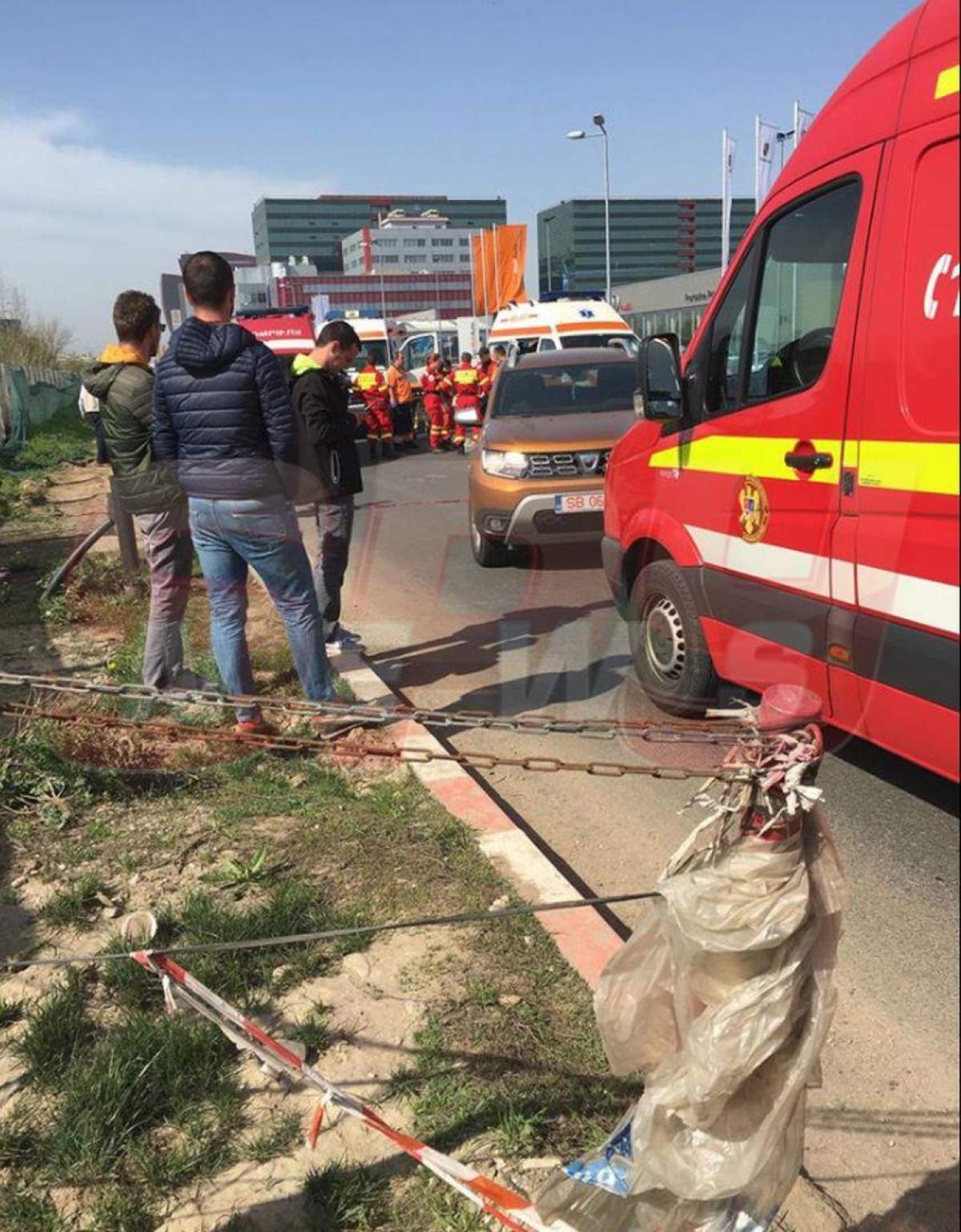 Accident grav, miercuri dimineaţă, în Capitală. O maşină a lovit grav un bărbat de pe un scuter