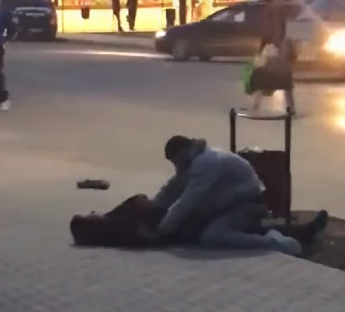 VIDEO / Viol în plină stradă în Paşcani! Nimeni nu a sărit în ajutorul femeii