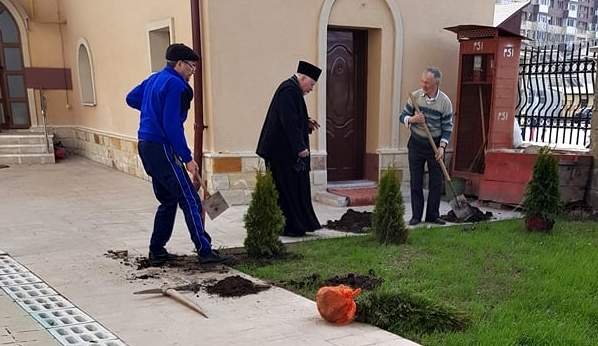 FOTO / Familie din Piatra Neamț, scoasă cu mortul din biserică, în timpul slujbei de înmormântare. Incredibil care este motivul!