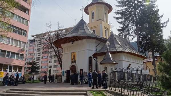 FOTO / Familie din Piatra Neamț, scoasă cu mortul din biserică, în timpul slujbei de înmormântare. Incredibil care este motivul!