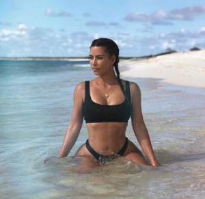 FOTO / Kim Kardashian a făcut furori pe plajă! Şi-a expus formele sexy, lipsită de orice inhibiţie