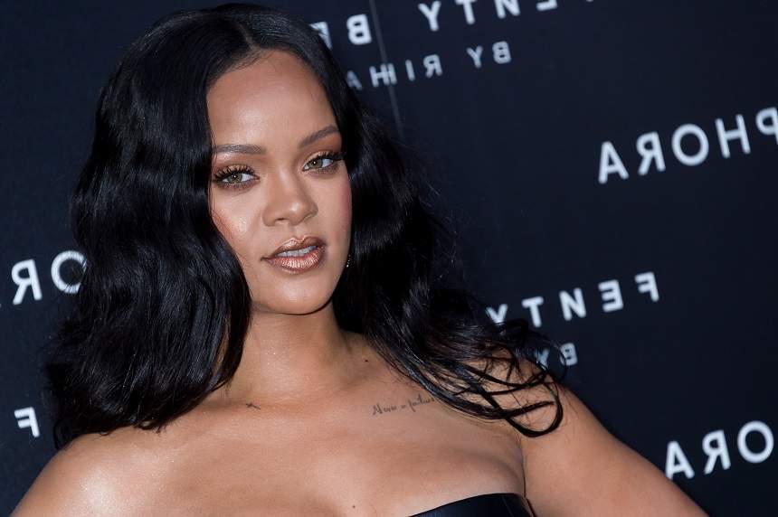 FOTO / Rihanna, pufoasă și cu multe kilograme în plus, dar zâmbitoare. A purtat cea mai scurtă rochie la un eveniment