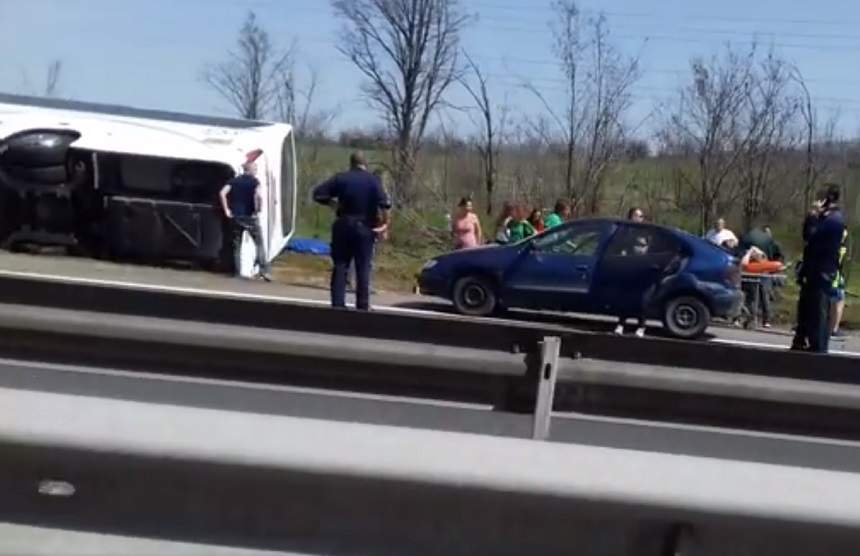 FOTO&VIDEO / 10 morți și 22 de răniți, după ce un autocar plin de turiști a fost izbit de o mașină