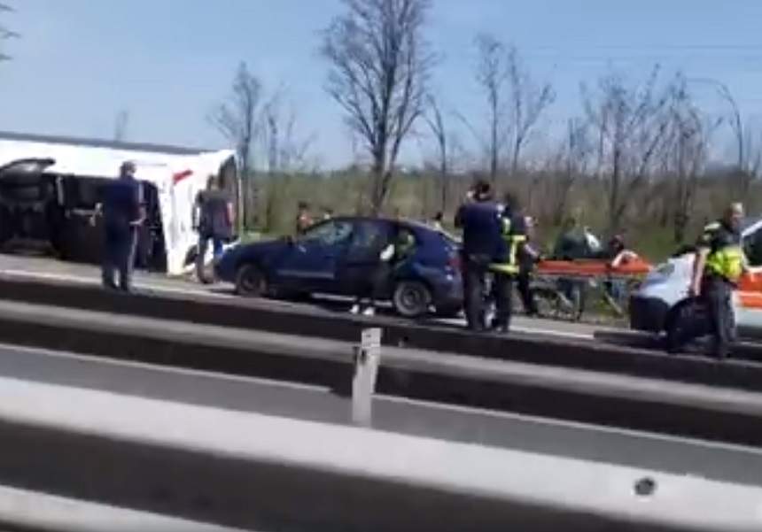 FOTO&VIDEO / 10 morți și 22 de răniți, după ce un autocar plin de turiști a fost izbit de o mașină