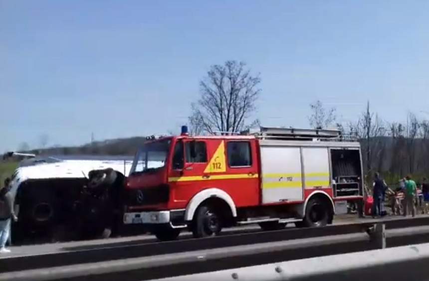 FOTO&VIDEO / 10 morți și 22 de răniți, după ce un autocar plin de turiști a fost izbit de o mașină