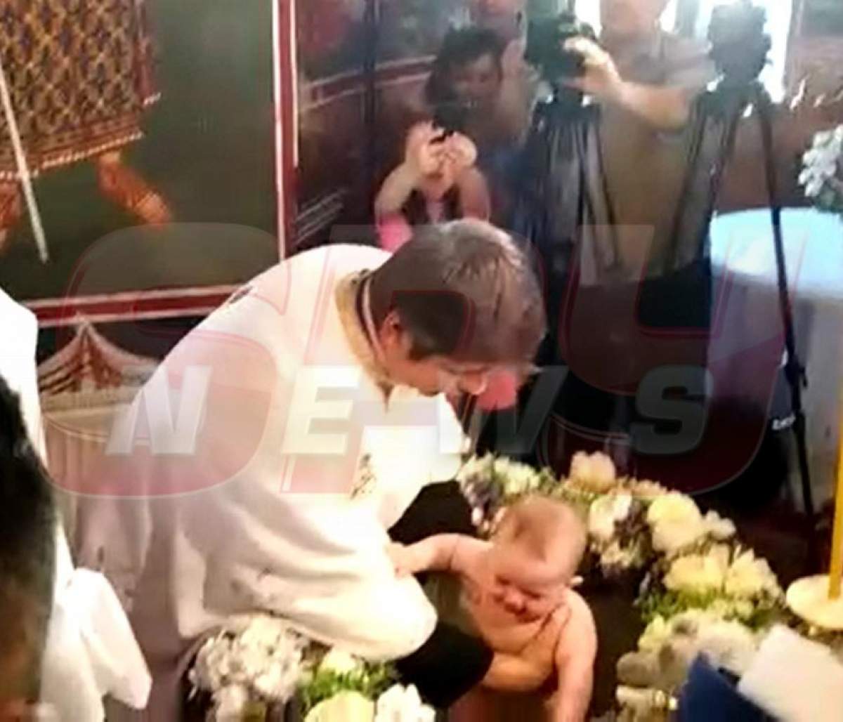 VIDEO / Gabriela Cristea abia și-a stăpânit emoțiile! Imagini cu micuța Victoria, creștinată în cristelniță