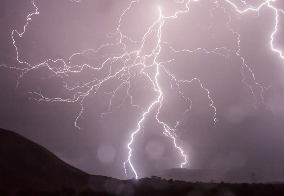 Gata cu vremea frumoasă. Încep ploile! Meteorologii au făcut anunţul