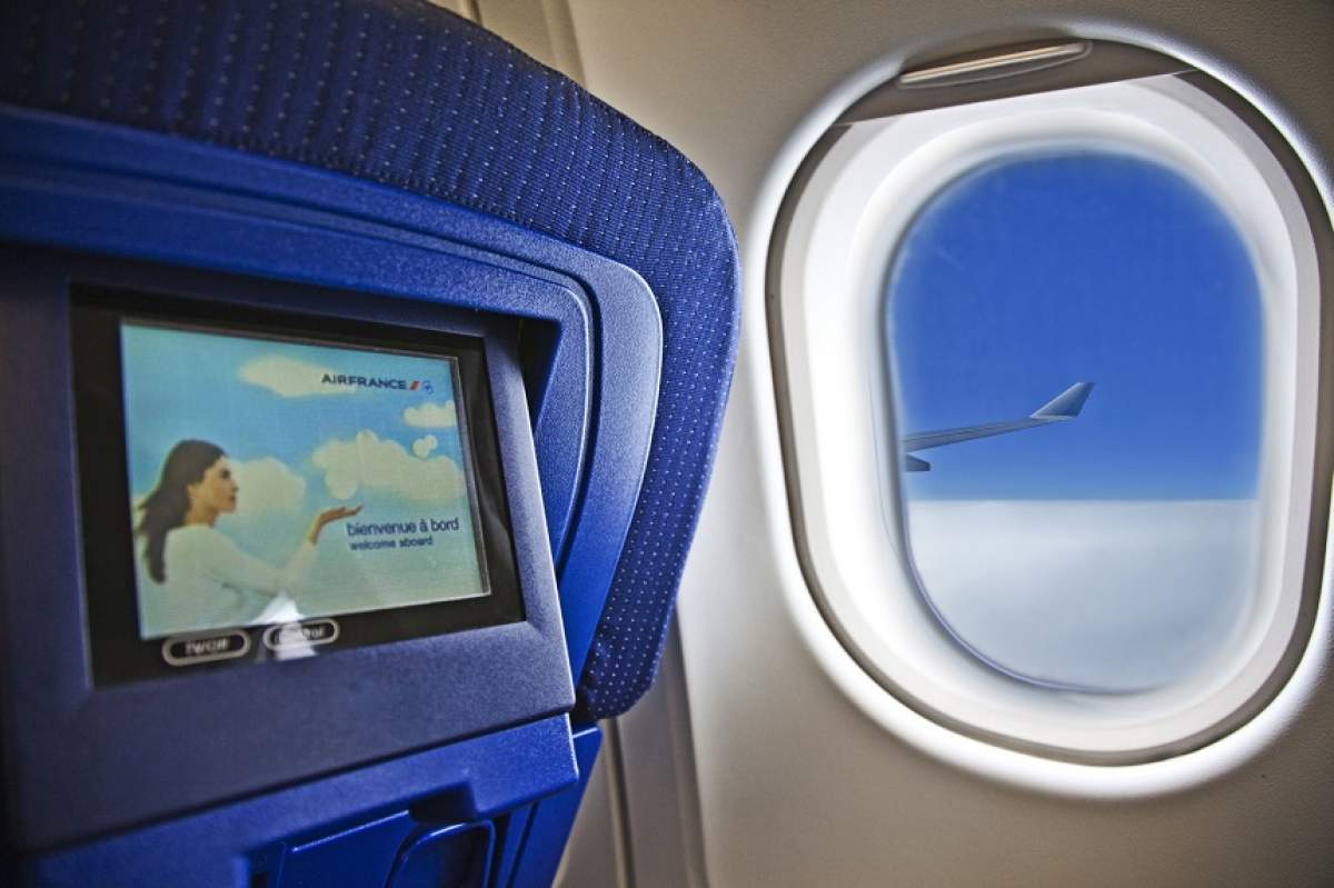 ÎNTREBAREA ZILEI: De ce te roagă însoțitorii de zbor să ridici obloanele ferestrelor la decolare și aterizare?