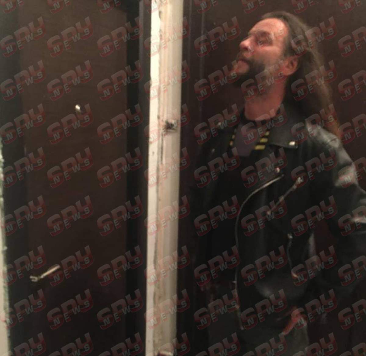 FOTO / Scene şocante la apartamentul Israelei. Liviu Arteni a ajuns în faţa uşii şi e tulburător ce a urmat