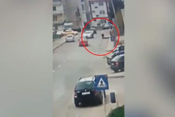 VIDEO / Imagini şocante! Momentul în care un tânăr de 22 de ani îl spulberă pe un preot chiar pe trecerea de pietoni din Târgu Neamţ