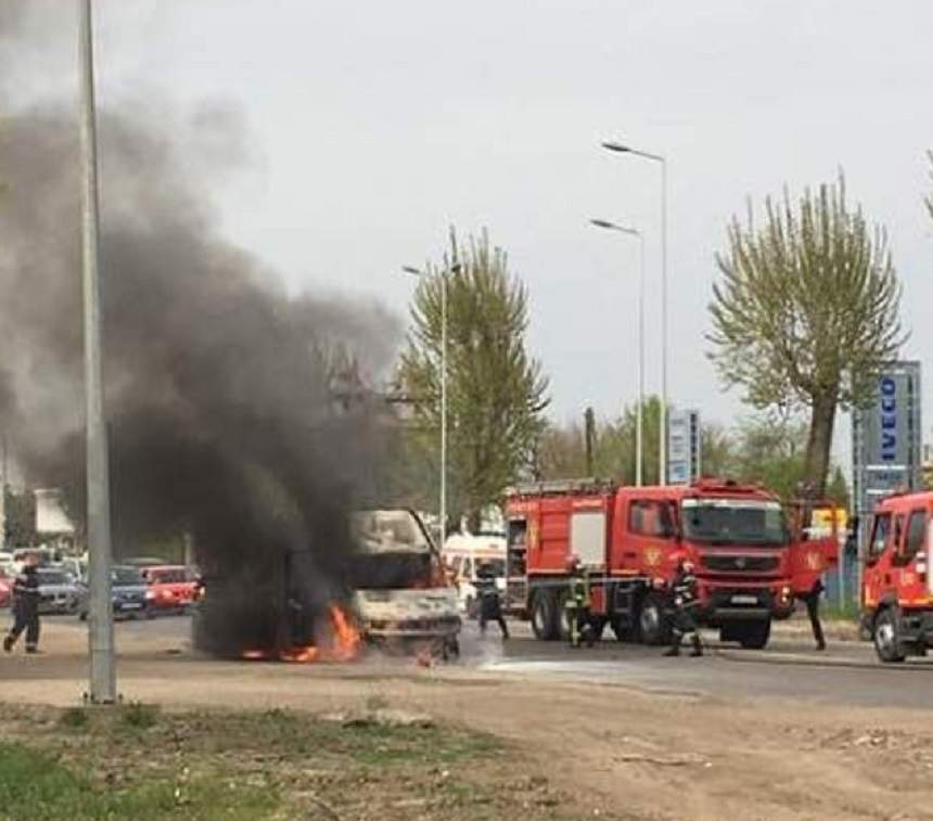 Un microbuz plin cu pasageri care se deplasa din Bucureşti spre Jilava a luat foc în mers. Imagini terifiante de la faţa locului