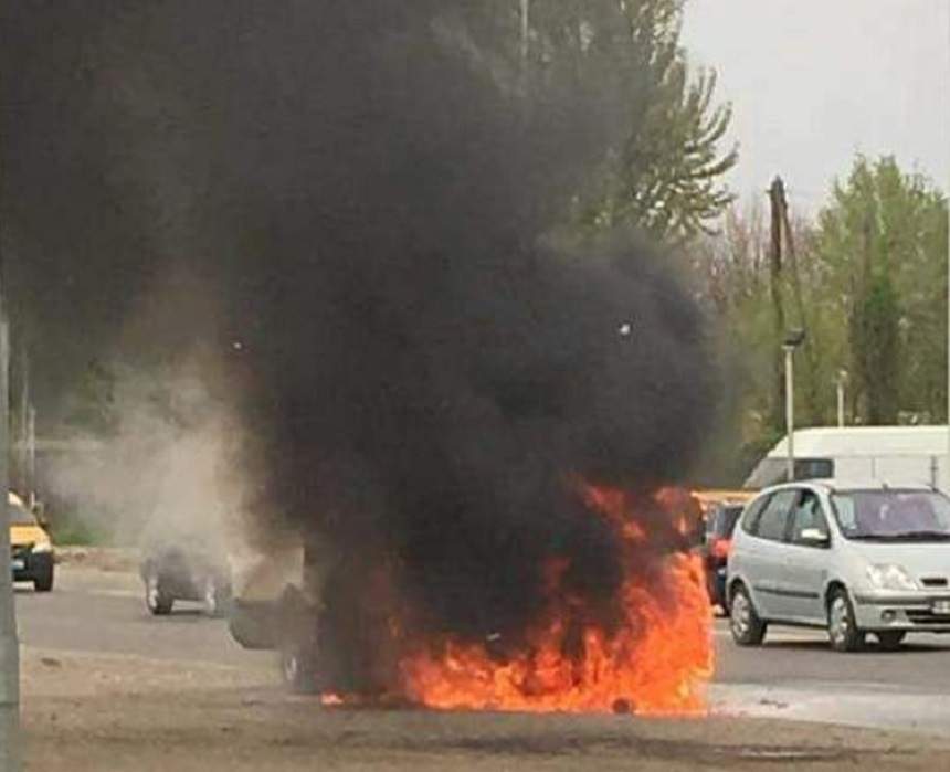 Un microbuz plin cu pasageri care se deplasa din Bucureşti spre Jilava a luat foc în mers. Imagini terifiante de la faţa locului