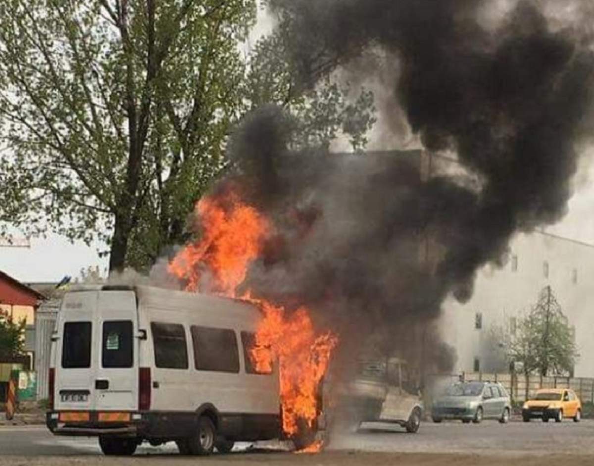 Un microbuz plin cu pasageri care se deplasa din Bucureşti spre Jilava a luat foc în mers. Imagini terifiante de la faţa locului