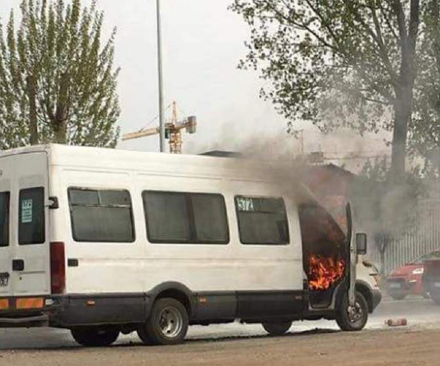Un microbuz plin cu pasageri care se deplasa din Bucureşti spre Jilava a luat foc în mers. Imagini terifiante de la faţa locului
