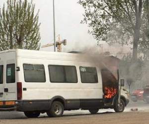 Un microbuz plin cu pasageri care se deplasa din Bucureşti spre Jilava a luat foc în mers. Imagini terifiante de la faţa locului