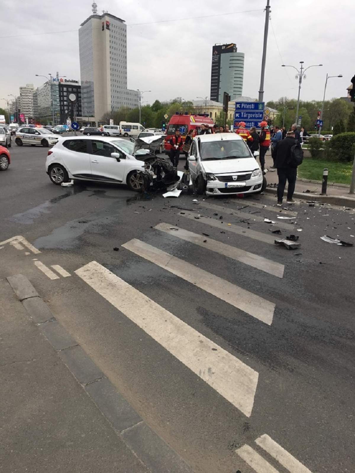 FOTO / Grav accident de circulaţie în Piaţa Victoriei, din Bucureşti! Mai multe persoane sunt rănite