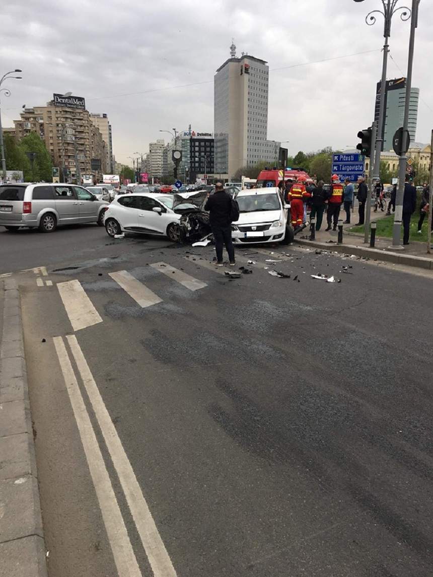 FOTO / Grav accident de circulaţie în Piaţa Victoriei, din Bucureşti! Mai multe persoane sunt rănite