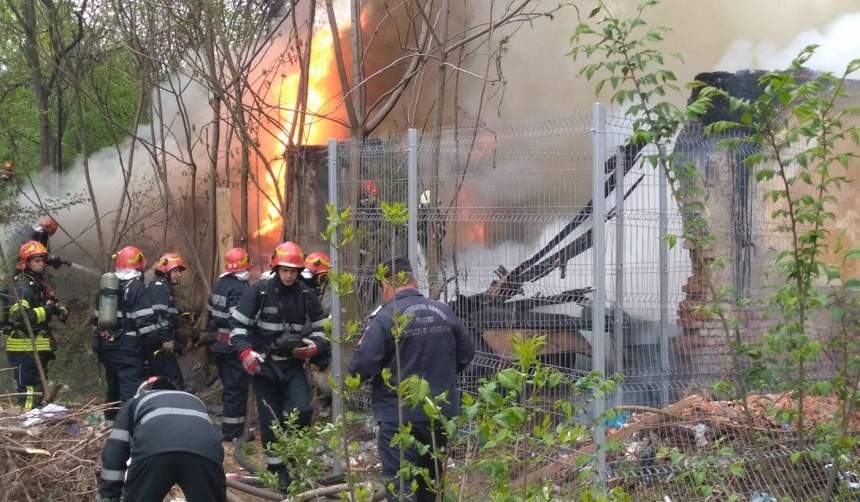 FOTO / Incendiu puternic în Bucureşti! Mai mulţi pompieri se luptă cu flăcările