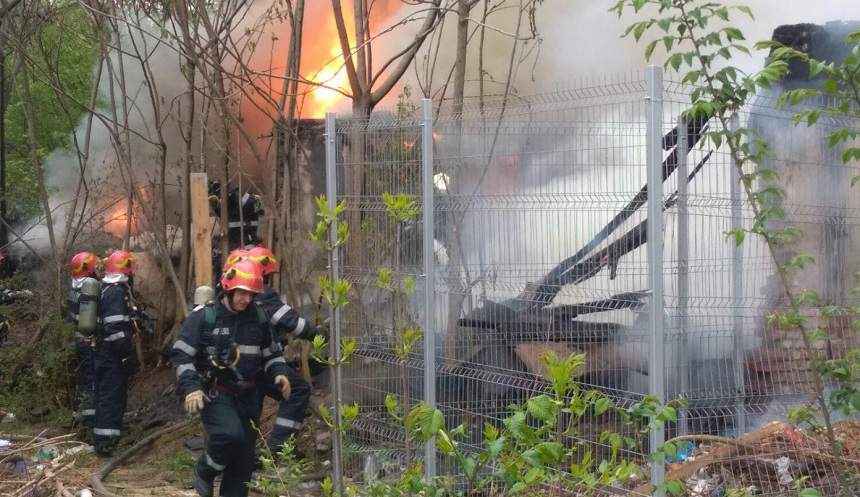 FOTO / Incendiu puternic în Bucureşti! Mai mulţi pompieri se luptă cu flăcările