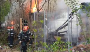 FOTO / Incendiu puternic în Bucureşti! Mai mulţi pompieri se luptă cu flăcările