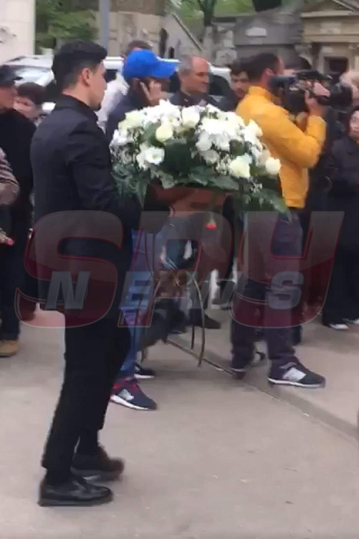 FOTO /  Cum arată aranjamentele florale cu care a fost decorată capela unde este depus trupul neînsufleţit al Ionelei Prodan